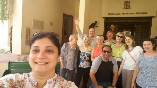 Badora Selfie med Bijal Badora konstmuseum hela gruppen.JPG